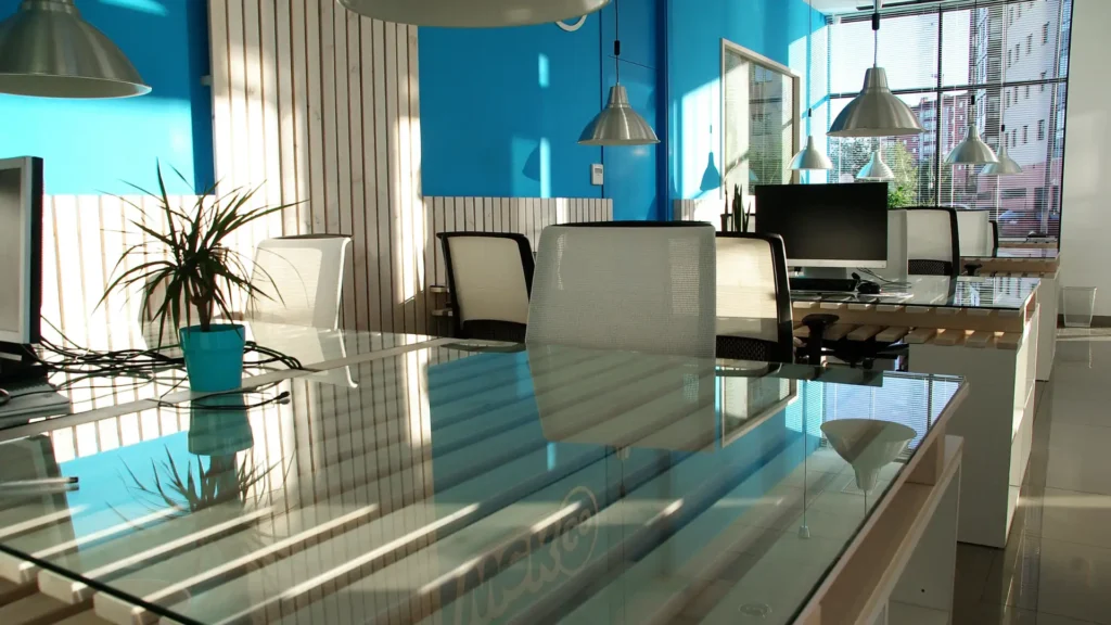 Transformando espaços: ideias de decoração para escritórios corporativos - Torvic Engenharia - Cores e Iluminação