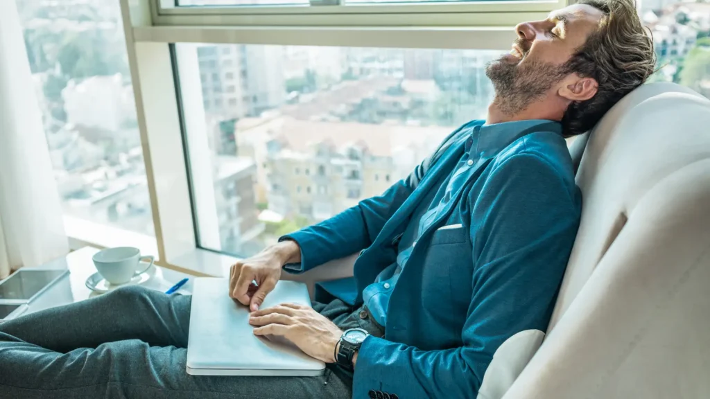 Transformando espaços: ideias de decoração para escritórios corporativos - Espaços de Descanso e Bem-estar - Torvic Engenharia