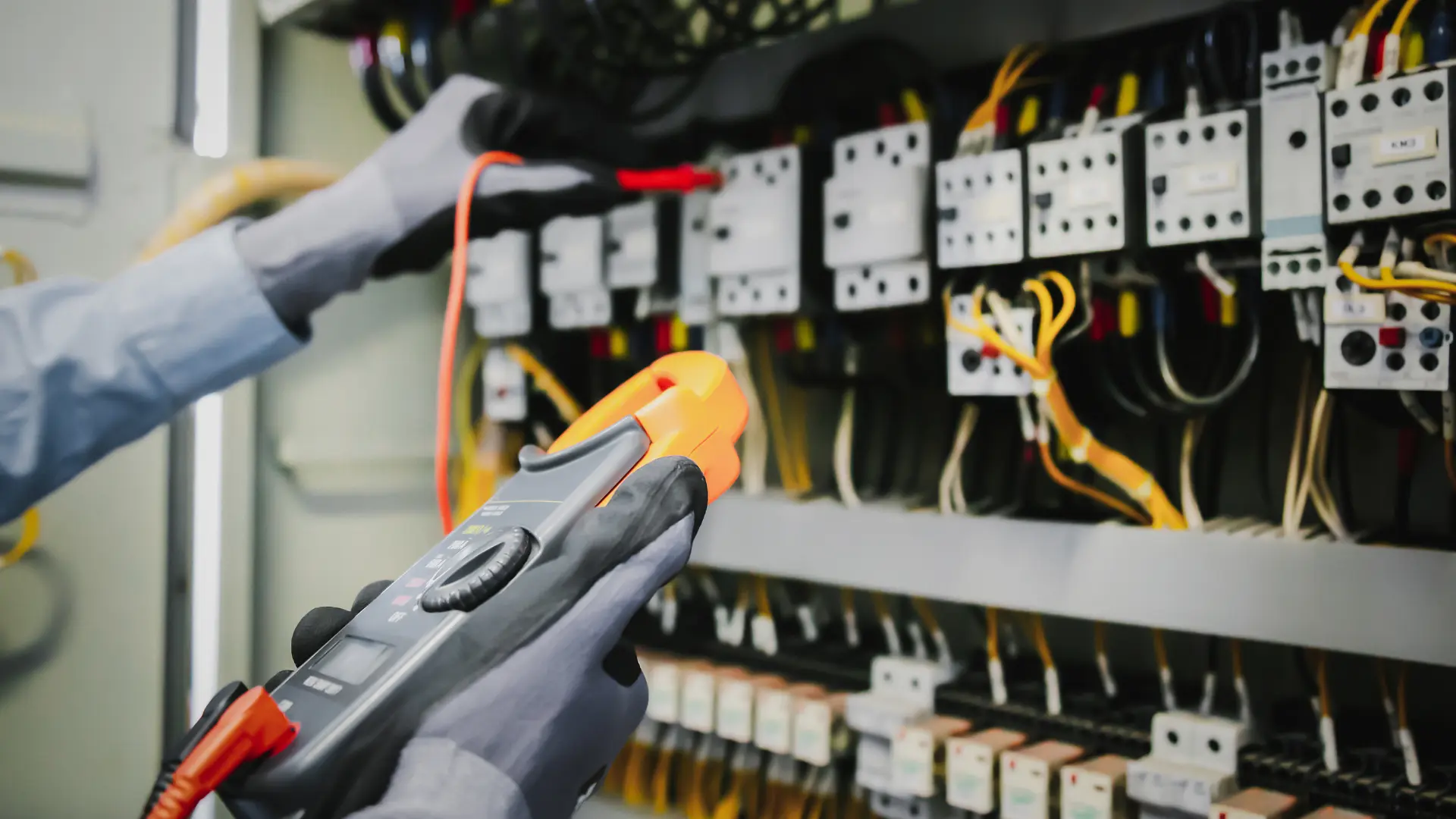 Guia completo de manutenção elétrica: garantindo segurança e eficiência